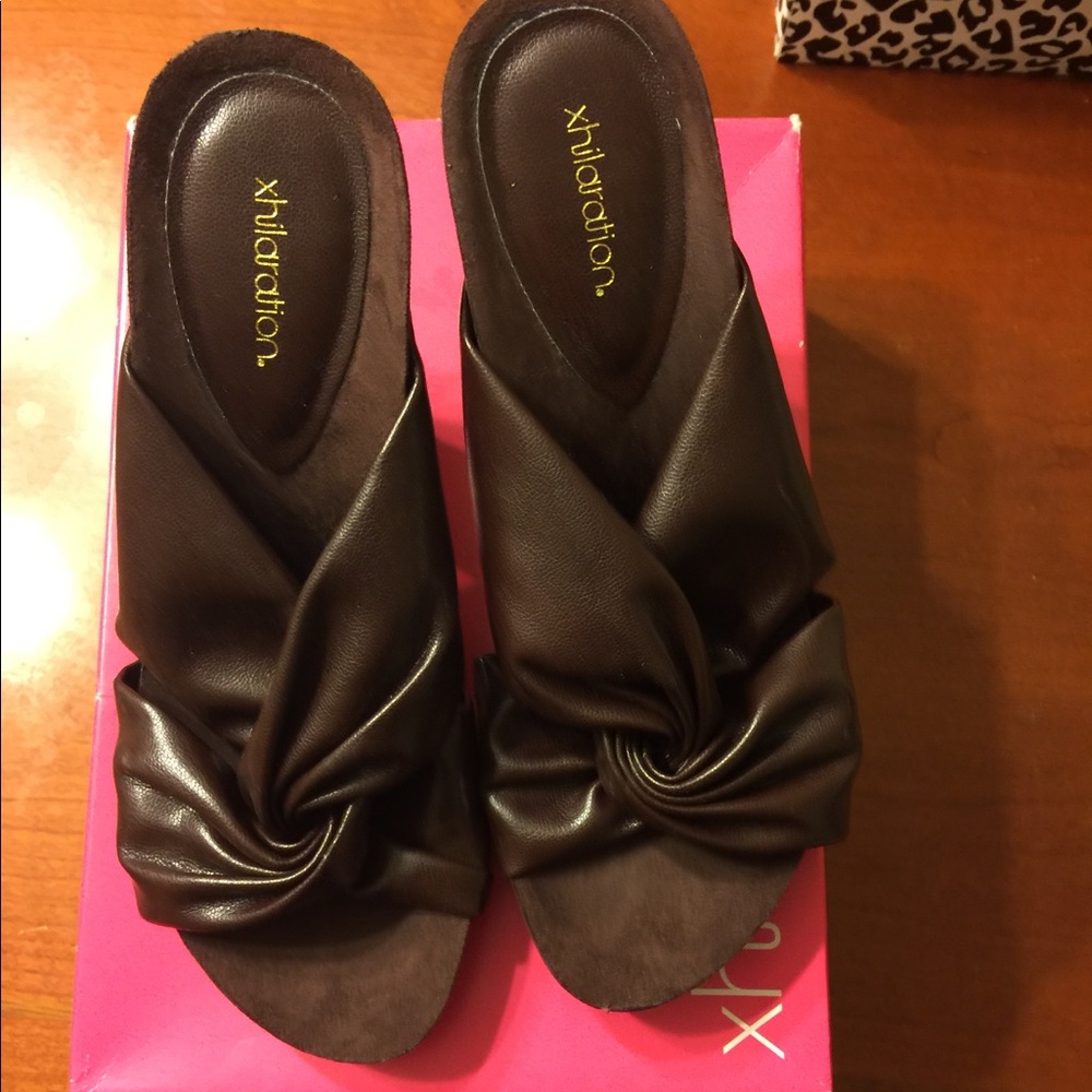 Wedge braided sandal.